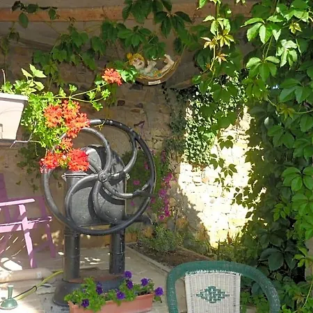 La Maison De Roussi Bed & Breakfast Nonette